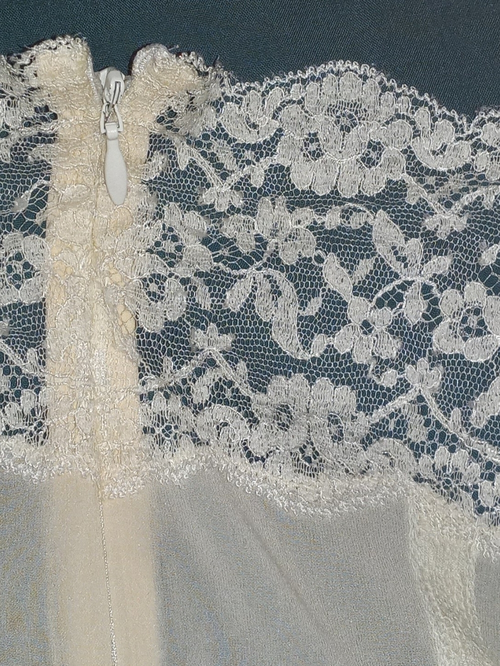 Dolce&Gabbana Vintage Y2K Ivory Colored Silk/Lace Camisole W/Floral Apliques - Picture 5 of 15